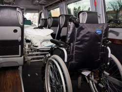 Bussiin sopivat turvallisesti sekä paarit että pyörätuolit samalla kertaa